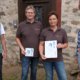 Roland Graf und Ulrike Balzer (re.) vom Nabu Lich überreichen Sonja und Andreas Feucht Urkunde und Plakette "Schwalbenfreundliches Haus"